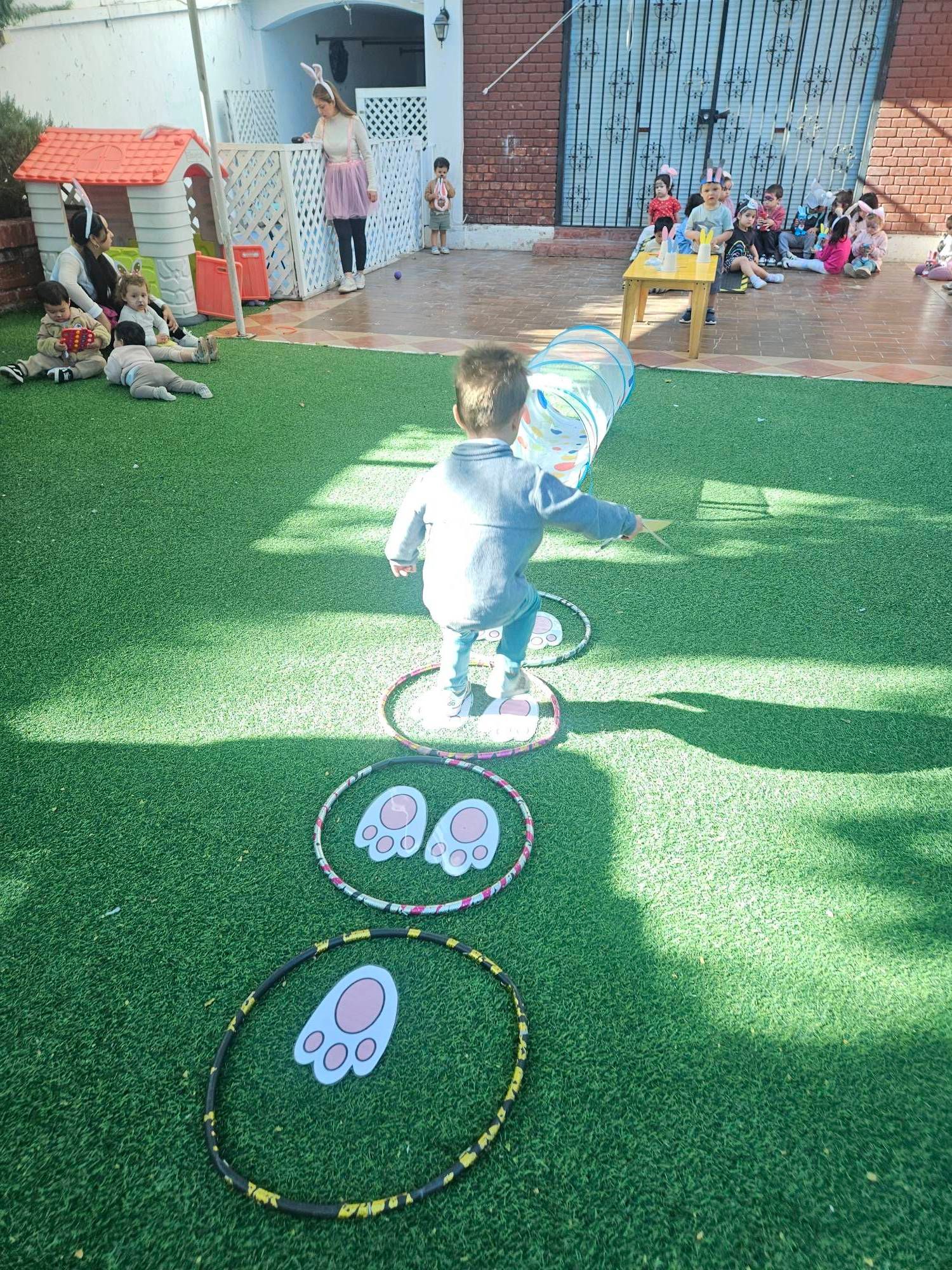 Niños conociendo conejos como parte de la experiencia con animales.