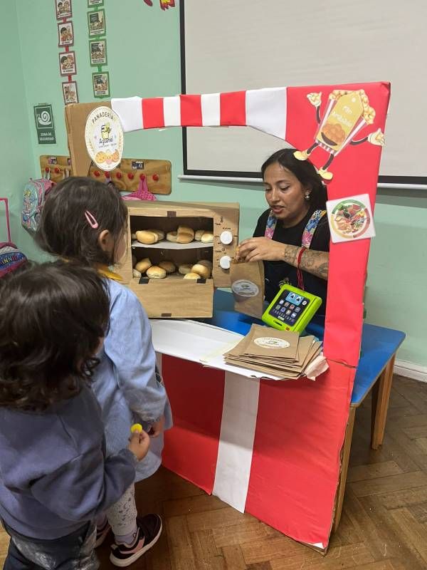 Niños amasando pan en el taller de panadería del jardín.