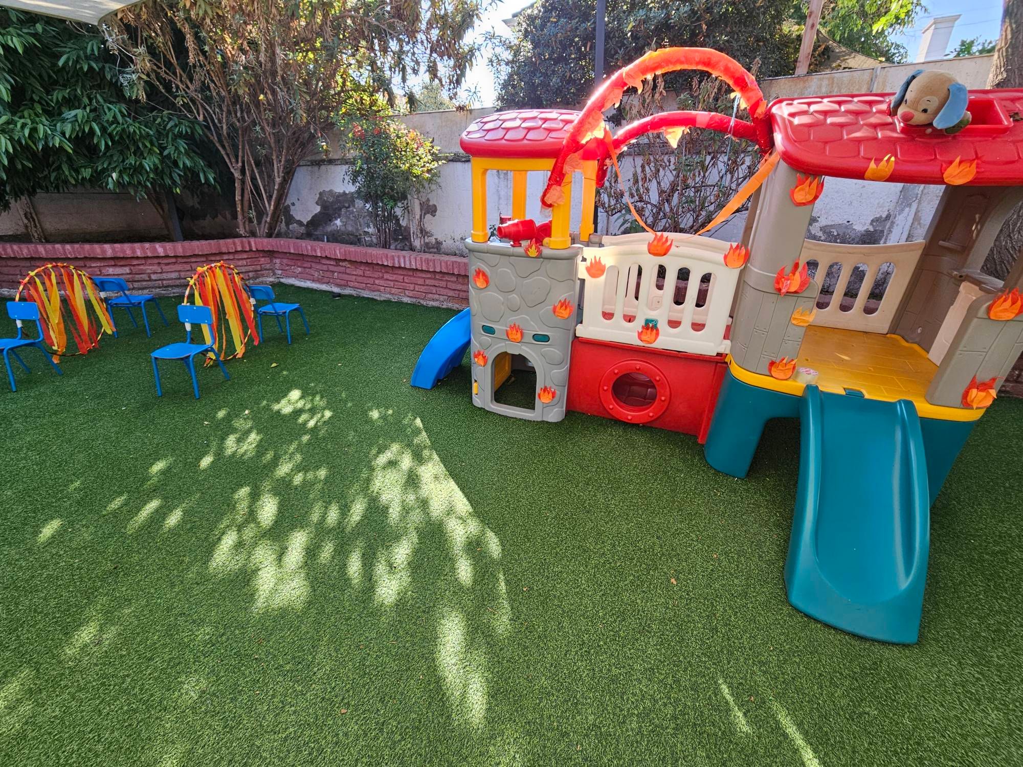 Patio del jardín Aguamiel con plantas y juegos al aire libre.